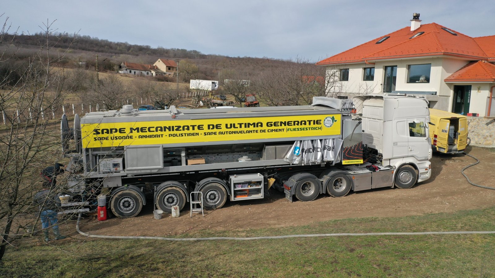 Camion pentru transport materiale pe șantier