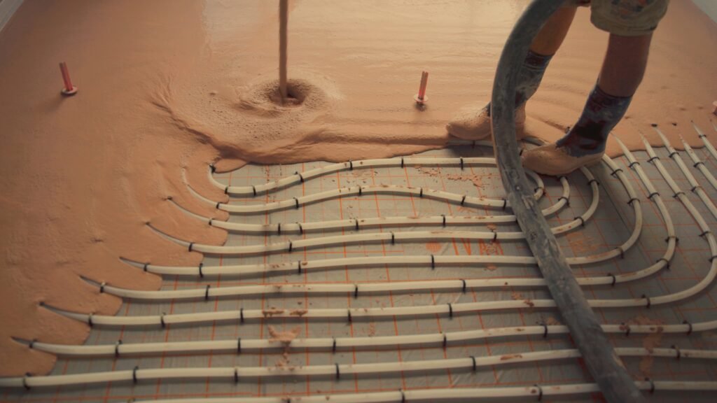 Turnarea șapei mecanizate pe șantier